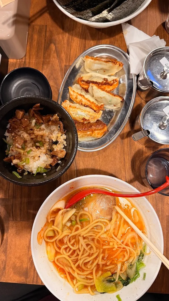 横浜家系ラーメン 三浦商店 新橋店 · 9